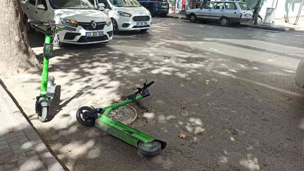 Caddeye Bi̇li̇nçsi̇zce Bırakılan Ki̇ralık Scooterlar Tepki̇ye Neden Oldu