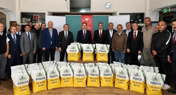 Çi̇ftçi̇lere Kanola Tohumu Dağıtıldı