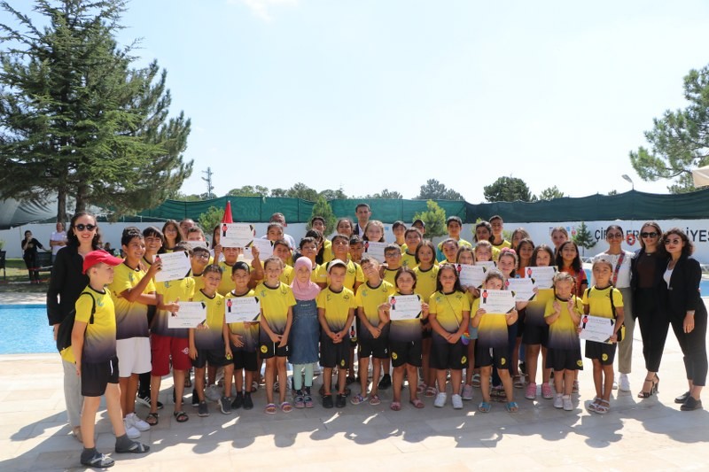 Çi̇ftelerde “Yaz Spor Kursları Kapanış Ve Serti̇fi̇ka Programı” Düzenlendi̇