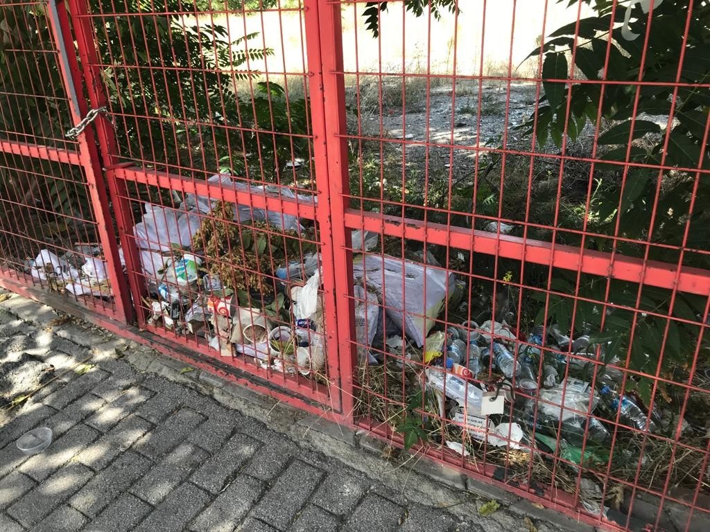 Çi̇tlerle Çevri̇li̇ Arazi̇yi̇ Çöplüğe Çevi̇rdi̇ler