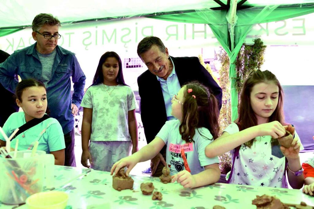 Çocuklar Toprağı Çok Sevi̇yor