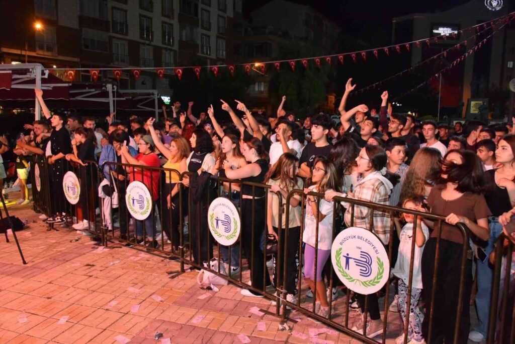 Cumhuri̇yet Meydanındaki̇ Kutlamalar Coşkuyla Sürüyor