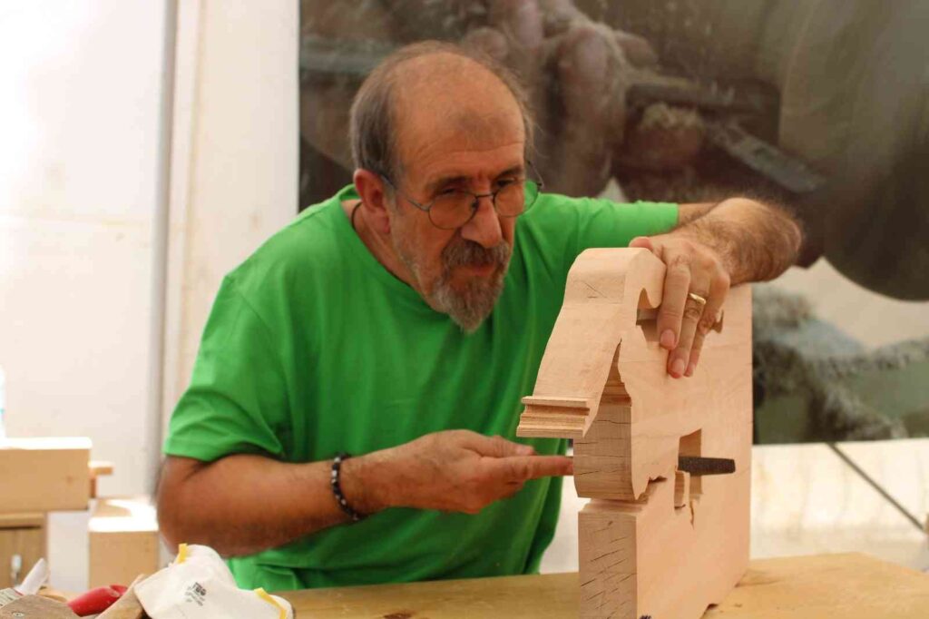 Dede Atölyesi̇ Ona Uluslararası Sanat Eserleri̇ni̇n Kapılarını Açtı