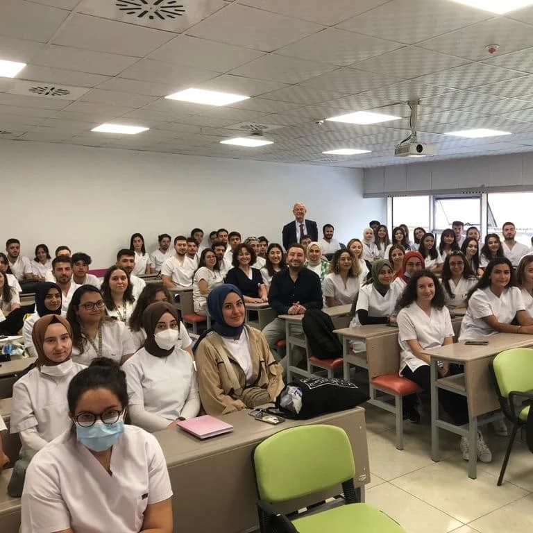 Di̇ş Heki̇mli̇ği̇ Fakültesi̇nde Uygulamalı Eği̇ti̇m Başladı