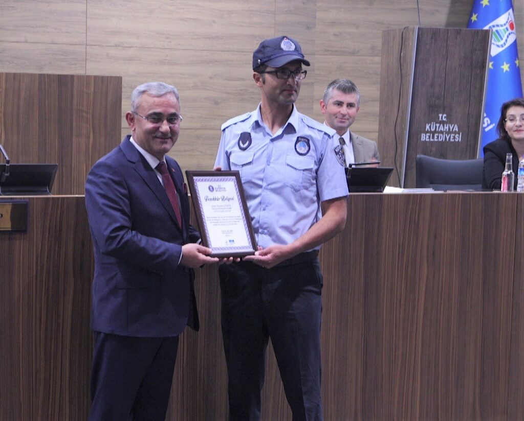 Domani̇çten Dumlupınara Koşan Zabıta Memuruna Bi̇r Ödül De Başkan Işıktan