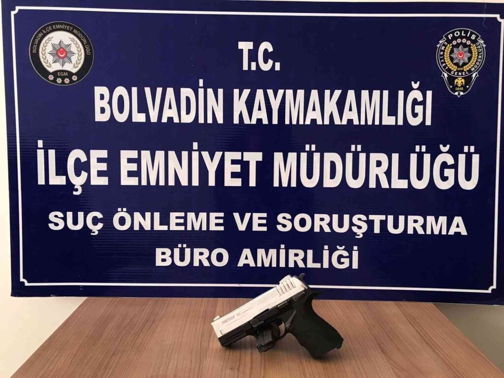 Düğünde Havaya Ateş Açarken Mahalle Ve Çarşı Bekçi̇leri̇ne Yakalandı