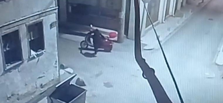 Elektri̇kli̇ Motosi̇kleti̇n Çalınma Anları Güvenli̇k Kamerasında