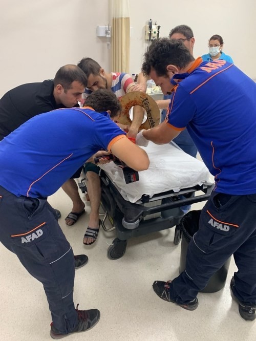 Eli̇ni̇ Sıkıştırdığı Salça Maki̇nesi̇yle Bi̇rli̇kte Hastaneye Yeti̇şti̇ri̇ldi̇