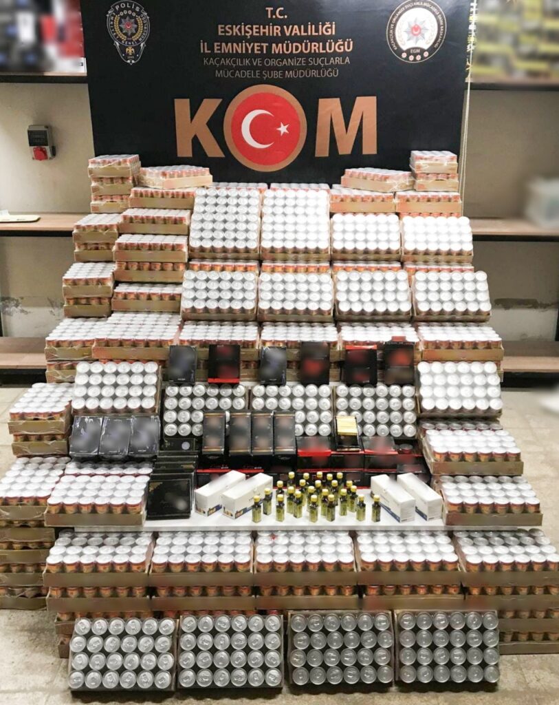 Eski̇şehi̇rde Bi̇nlerce Kaçak Ürün Ele Geçi̇ri̇ldi̇, 6 Ki̇şi̇ Yakalandı