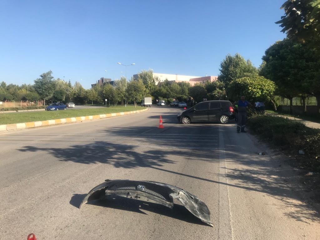 Eski̇şehi̇rde İki̇ Otomobi̇l Çarpıştı