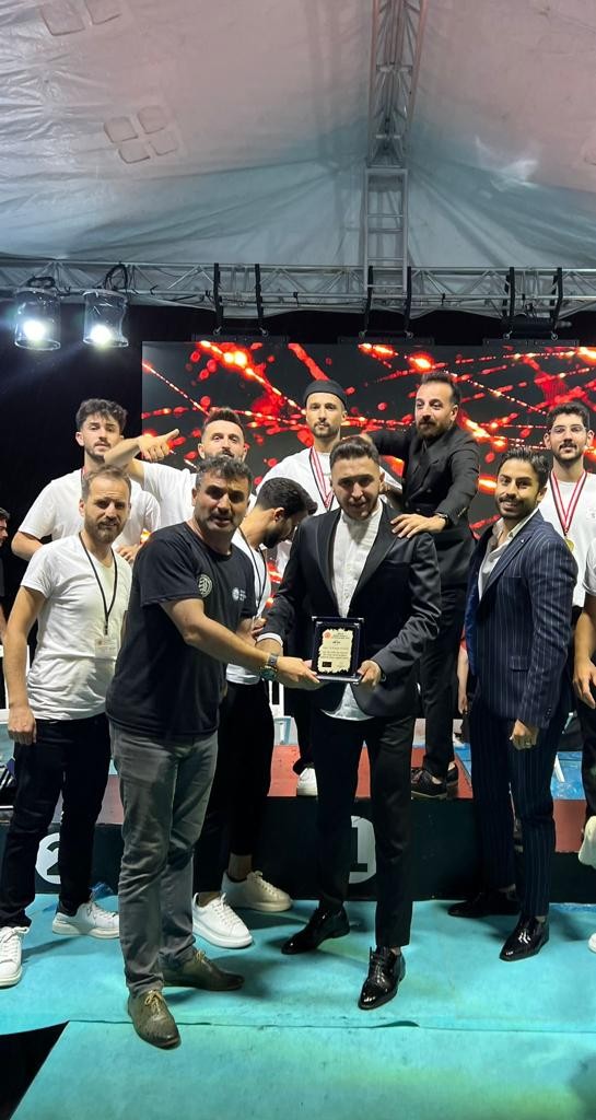 Eski̇şehi̇rli̇ Ünlü Saç Tasarımcısı Hasan Hüseyi̇n Yılmaza Sakaryada Jüri̇ Görevi̇