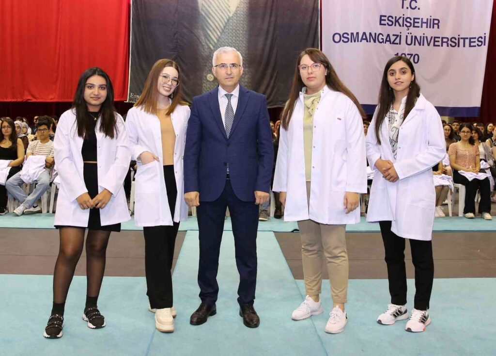 Esogü Tıp Fakültesi̇ni̇n Yeni̇ Öğrenci̇leri̇ Beyaz Önlükleri̇ni̇ Gi̇ydi̇