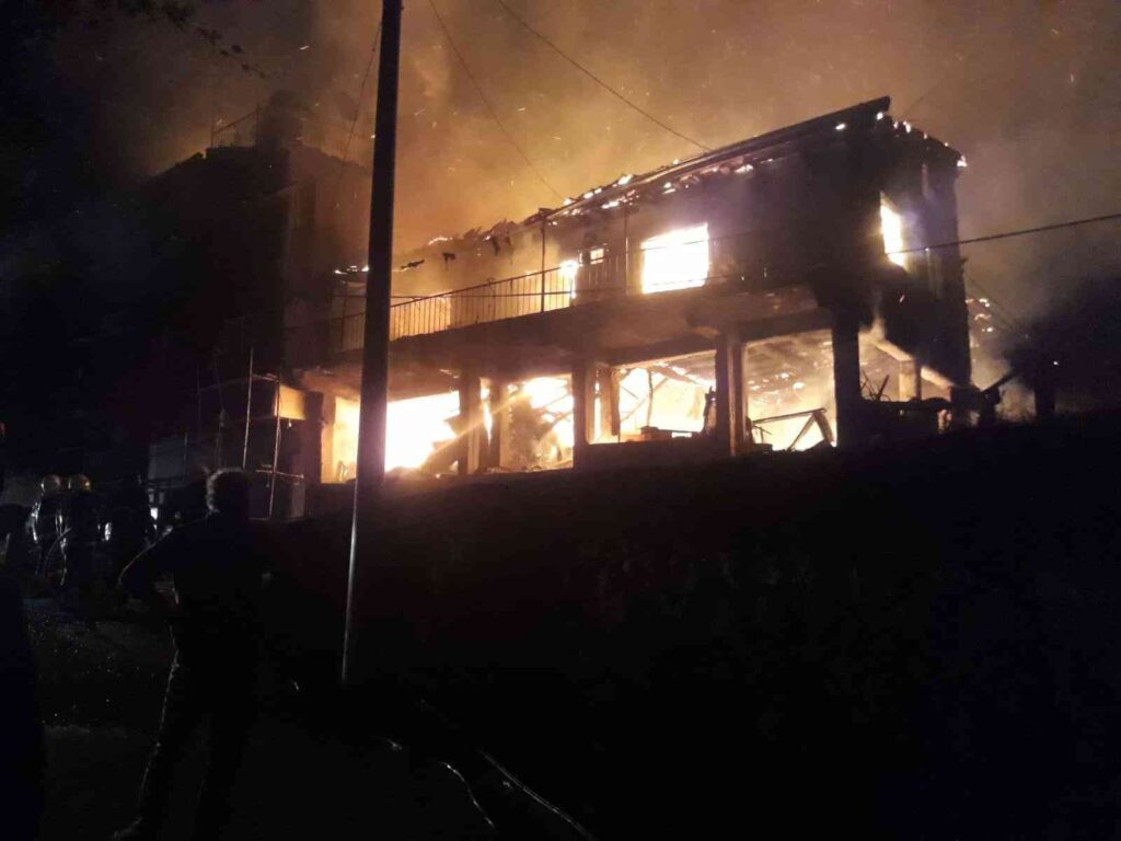 Ev Yangınında Alevler Geceyi̇ Aydınlattı