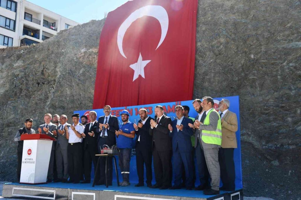 Feti̇h 1453 Cami̇si̇ni̇n Temeli̇ Törenle Atıldı