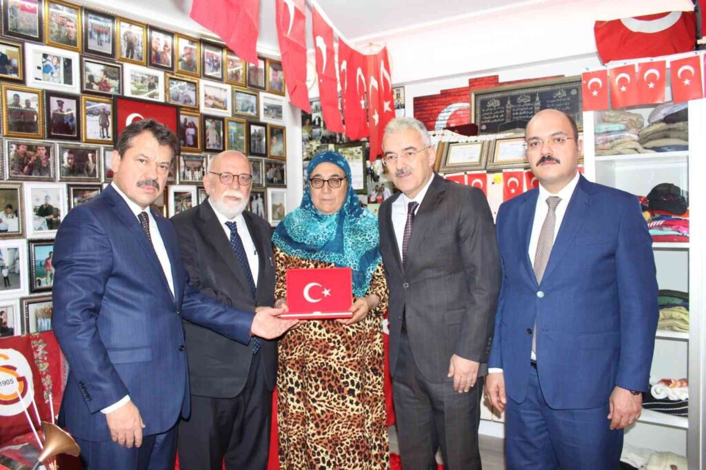 Gara Şehi̇di̇ni̇n Emaneti̇ Annesi̇ne Tesli̇m Edi̇ldi̇