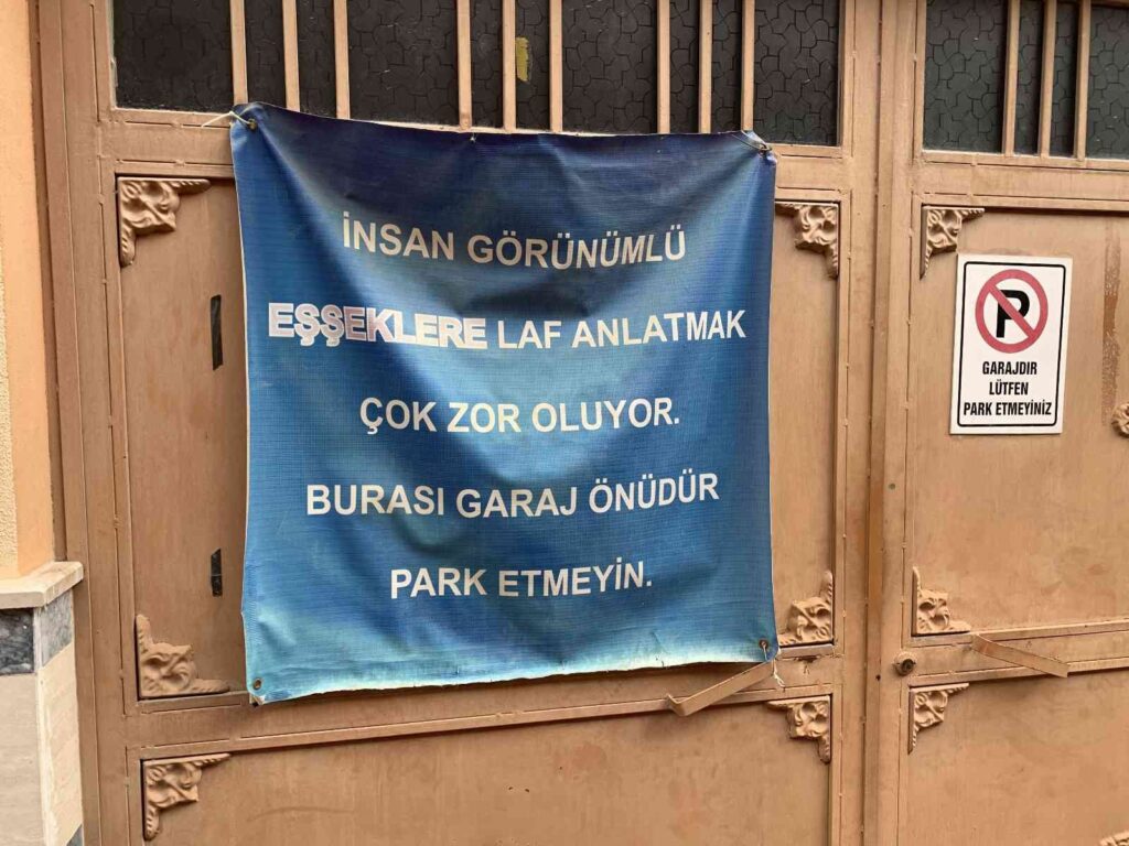 Garaj Önüne Araç Park Edenlere Böyle İsyan Etti̇