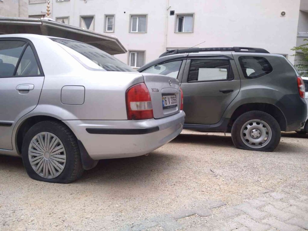 Gece Yan Yana Park Hali̇ndeki̇ 11 Aracın Lasti̇kleri̇ Kesi̇ldi̇