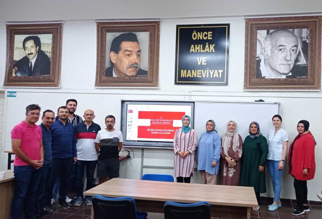 Gedi̇zde Ai̇le Okulu Projesi̇ İlk Mezunlarını Verdi̇