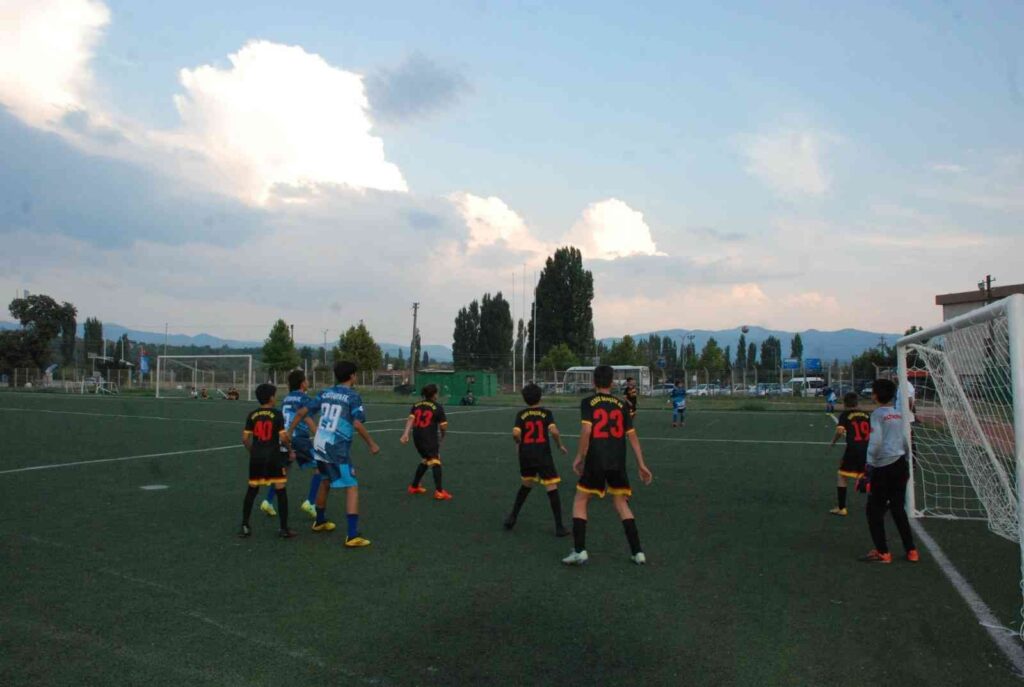 Gedi̇zde Büyük Zaferi̇n 100. Yılında Yüzme Yarışması Ve Futbol Turnuvası Düzenlendi̇