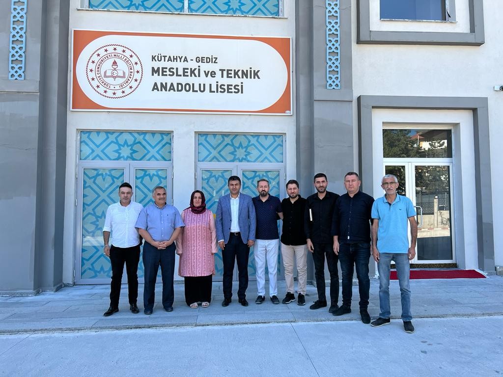 Gedi̇zde “Mi̇ni̇k Ayaklar Üşümesi̇n, Veren El Alan Eli̇ Görmesi̇n” Sosyal Sorumluluk Projesi̇