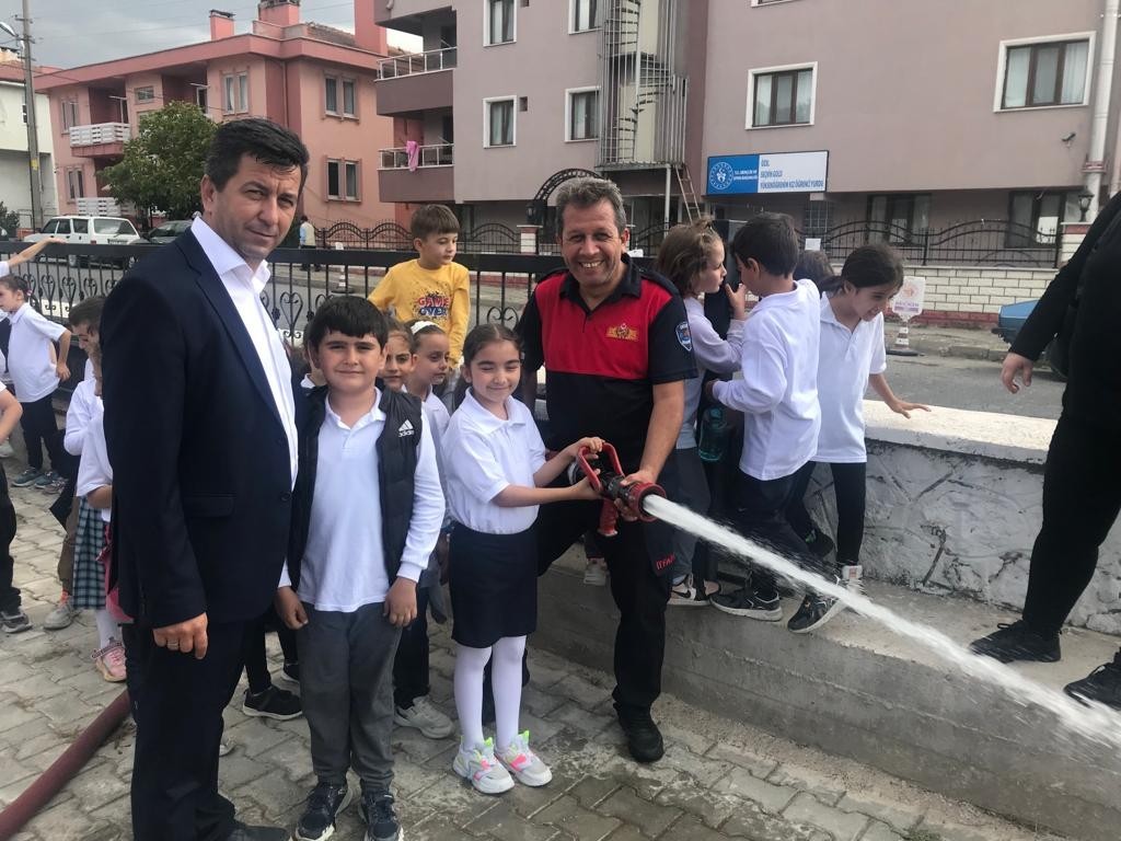 Gedi̇zde Öğrenci̇lerden İtfai̇ye Müdürlüğünde