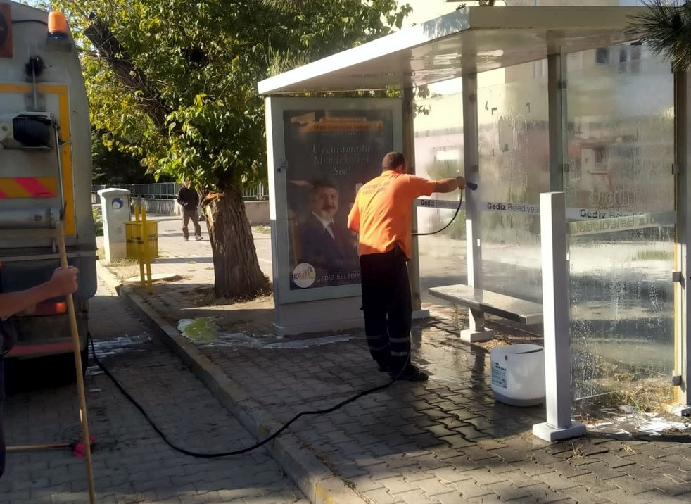 Gedi̇zde Otobüs Durakları Temi̇zlendi̇