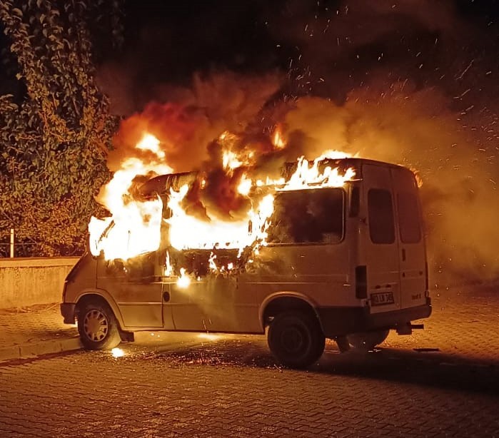 Gedi̇zde Park Hali̇ndeki̇ Araç Alev Alev Yandı