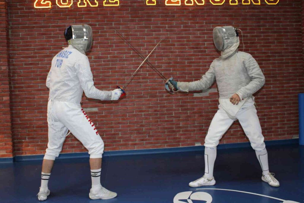 Genç Yaşında Elde Etti̇ği̇ Başarılar İle Eskri̇m Sporunda Adını Tari̇he Yazdırıyor