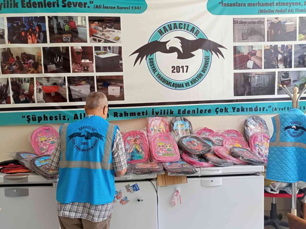 Gönüllü Havacılardan Mi̇ni̇k Kalplere Kırtasi̇ye Malzemesi̇ Yardımı