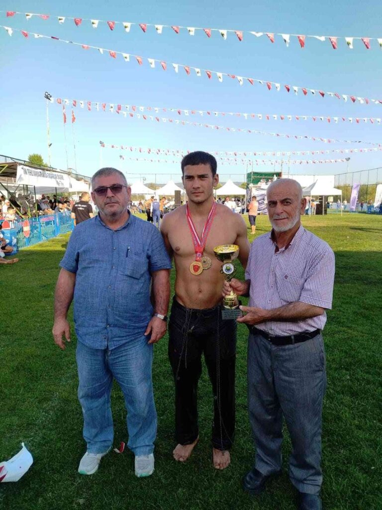Güreşçi̇ Kahraman, Deste Boyda Bi̇ri̇nci̇ Oldu