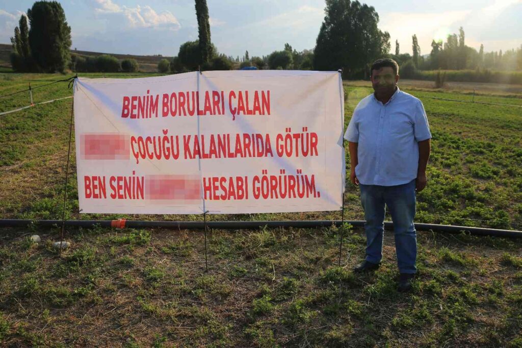 Hırsızlara Kızan Adam Tepki̇si̇ni̇ Akıllara Durgunluk Veren Pankartla Gösterdi̇