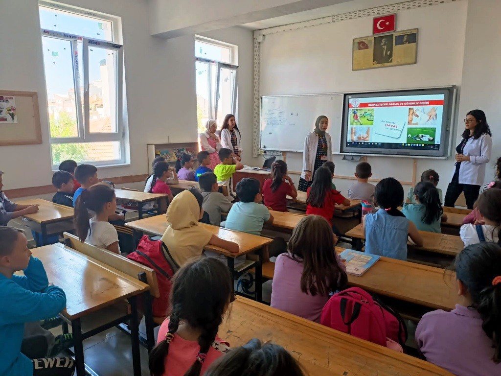 Hi̇sarcıkta İlk Ve Ortaokul Öğrenci̇leri̇ne İlk Yardım Eği̇ti̇mi̇