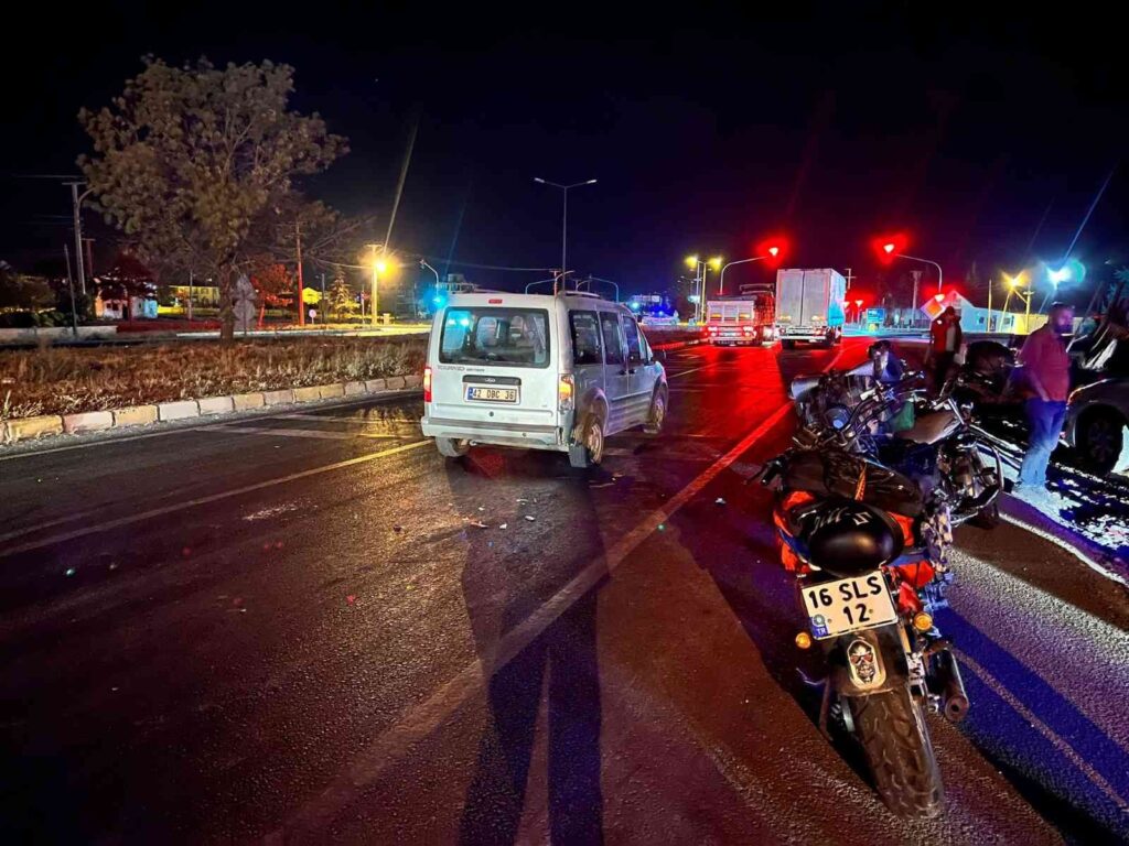 Hızını Alamayan Motosi̇klet Kırmızı Işıkta Bekleyen Araca Arkadan Çarptı