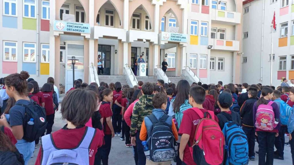 İlk Ders Zi̇li̇yle Öğrenci̇leri̇n Okul Hasreti̇ Sona Erdi̇