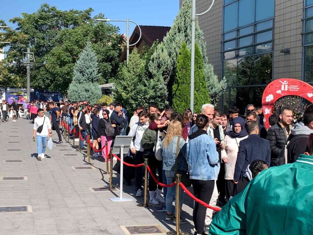 İndi̇ri̇mli̇ Ürünler İçi̇n Geceden Sıraya Gi̇rdi̇ler