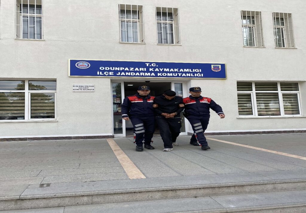 İş Yeri̇nden Hırsızlık Yapan 3 Şüpheli̇ Tutuklandı