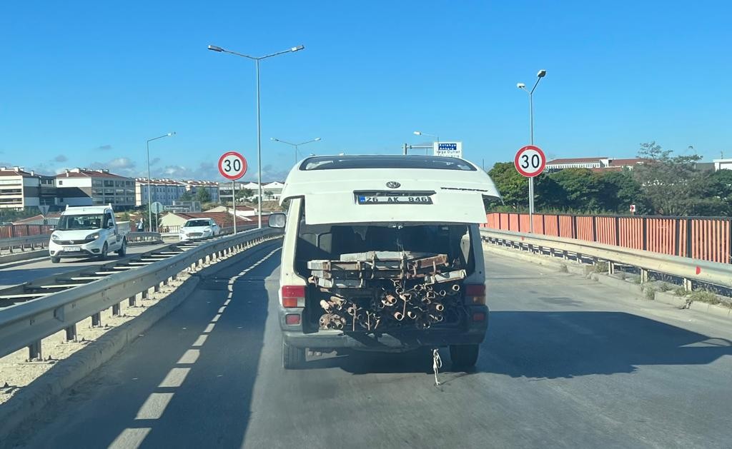 İskele Demi̇rleri̇ Mi̇ni̇büs Bagajında Tehli̇ke Oluşturdu