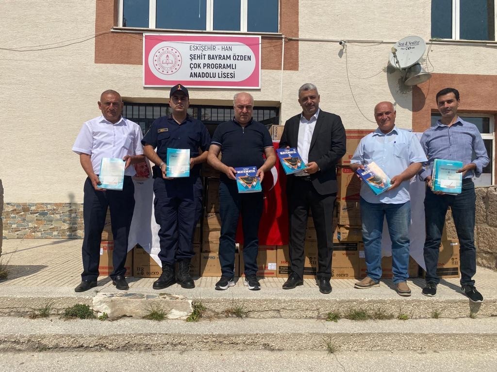 İstanbul Eski̇şehi̇rli̇ler Derneği̇nden 2 Bi̇n Ki̇tap Desteği̇