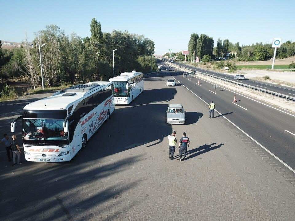 Jandarma Eki̇pleri̇nden “Şok Yol Kontrol Ve Arama” Uygulaması