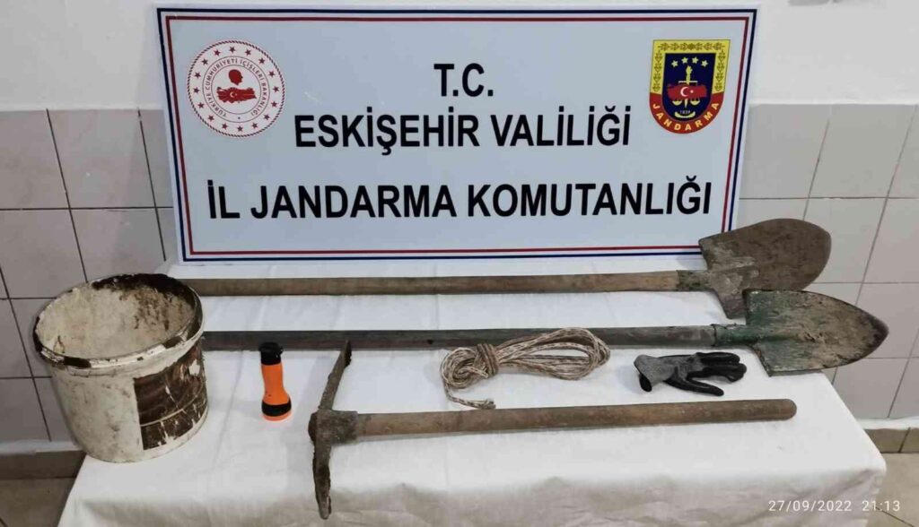 Kaçak Kazı Yapan 3 Ki̇şi̇ Suçüstü Yakalandı