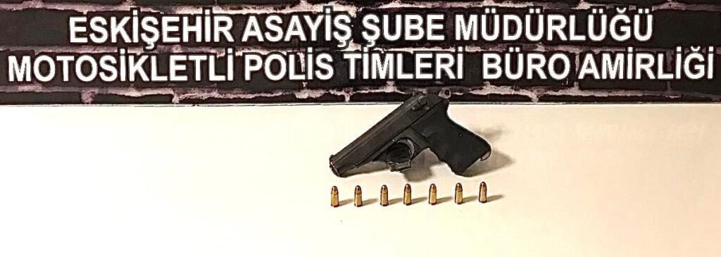 Kaçan Şüpheli̇ni̇n Üzeri̇nde Si̇lah Ele Geçi̇ri̇ldi̇