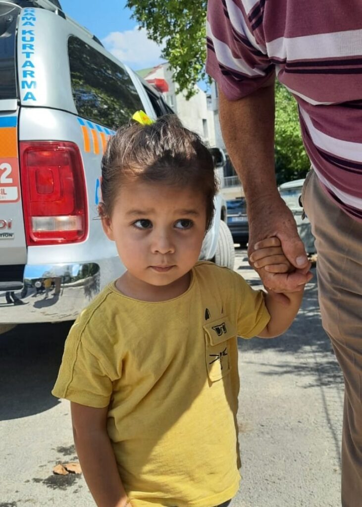 Kafası Parmaklıklara Sıkışan Çocuk Kurtarıldı