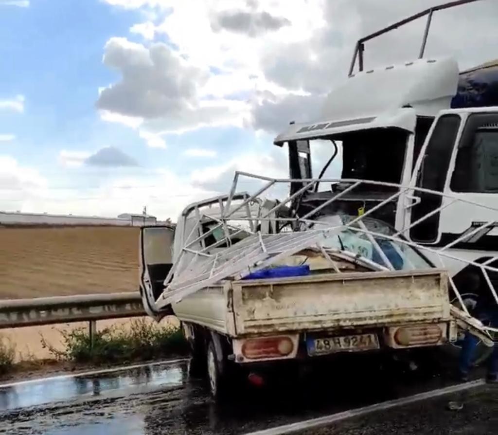 Kamyonet Kamyonun Altında Kaldı: 1İ Ağır 2 Ki̇şi̇ Yaralandı