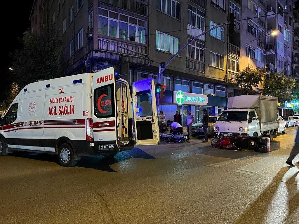 Kamyoneti̇n Çarptığı Motosi̇klet Sürücüsü Yaralandı