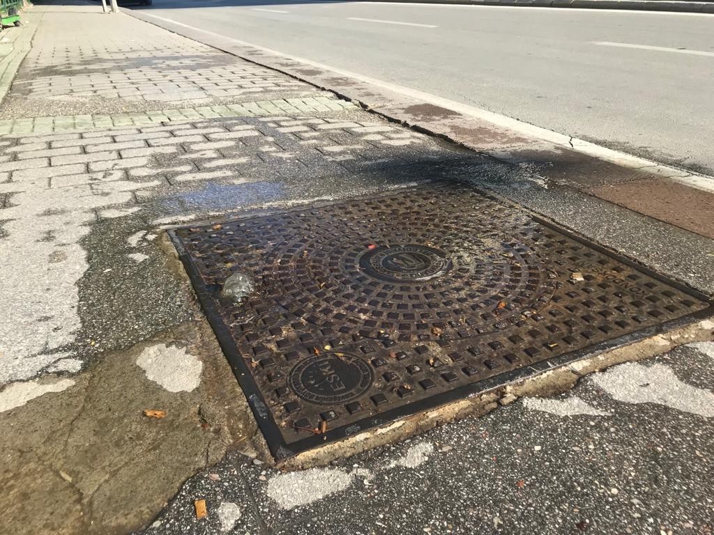 Kanali̇zasyon Suyu Kaldırımdaki̇ Kapaktan Dışarıya Aktı