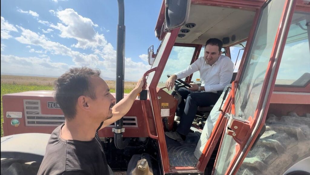 Kaymakam Traktör Koltuğuna Oturup Pancar Hasadı Yaptı