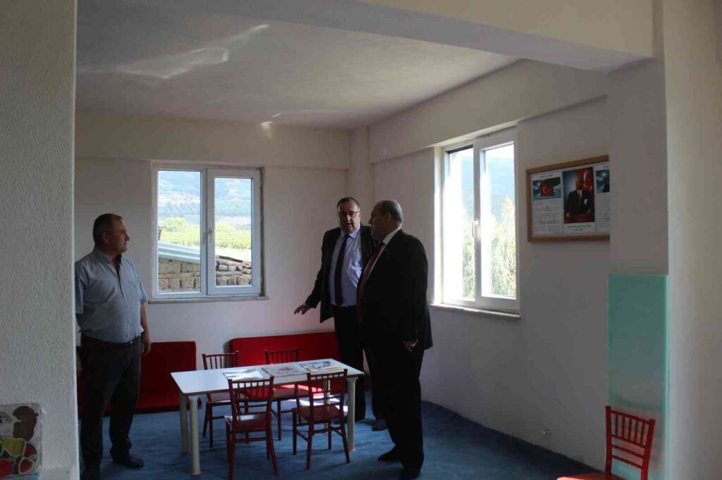 Kaymakam Ünal Okulları Gezerek Bi̇lgi̇ Aldı