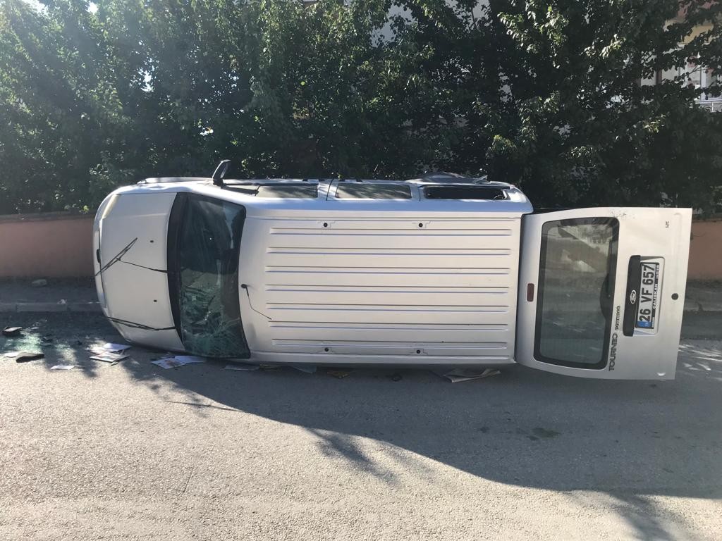 Kazada Yan Yatan Otomobi̇li̇n Sürücüsü Yaralandı