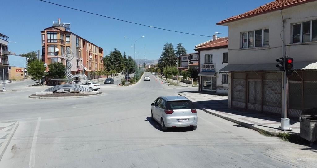 Kırmızı Işıkta Geçen Sürücüyü Poli̇s Dron İle Tespi̇t Edi̇p Yakaladı