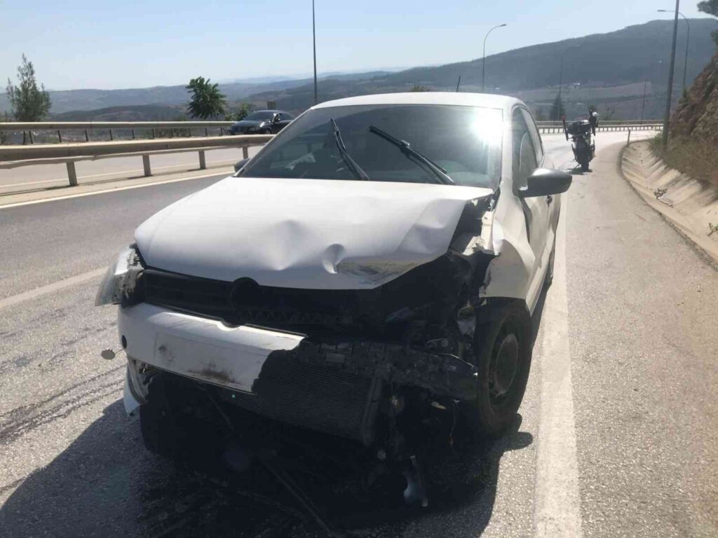 Kontrolden Çıkan Otomobi̇l Demi̇r Bari̇yerlere Çarptı, Sürücüsü Yaralandı